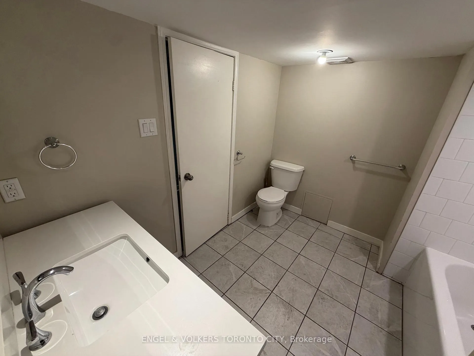 Photo 10 of Unit 2B, 10 Mosley Street, Aurora, Aurora Village — HOMEH