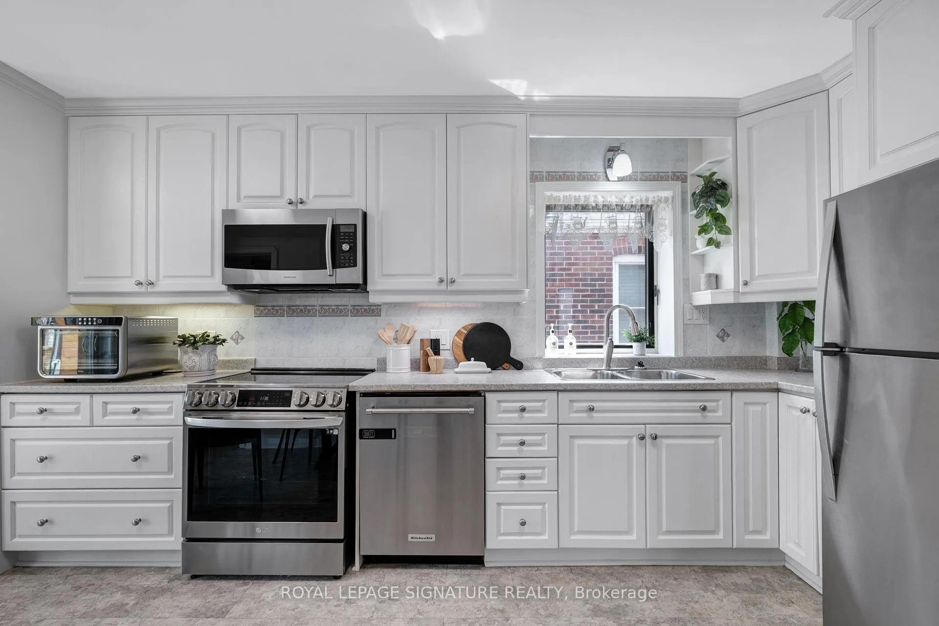 Photo 8 of 142 Divadale Drive, Toronto, Leaside — HOMEH