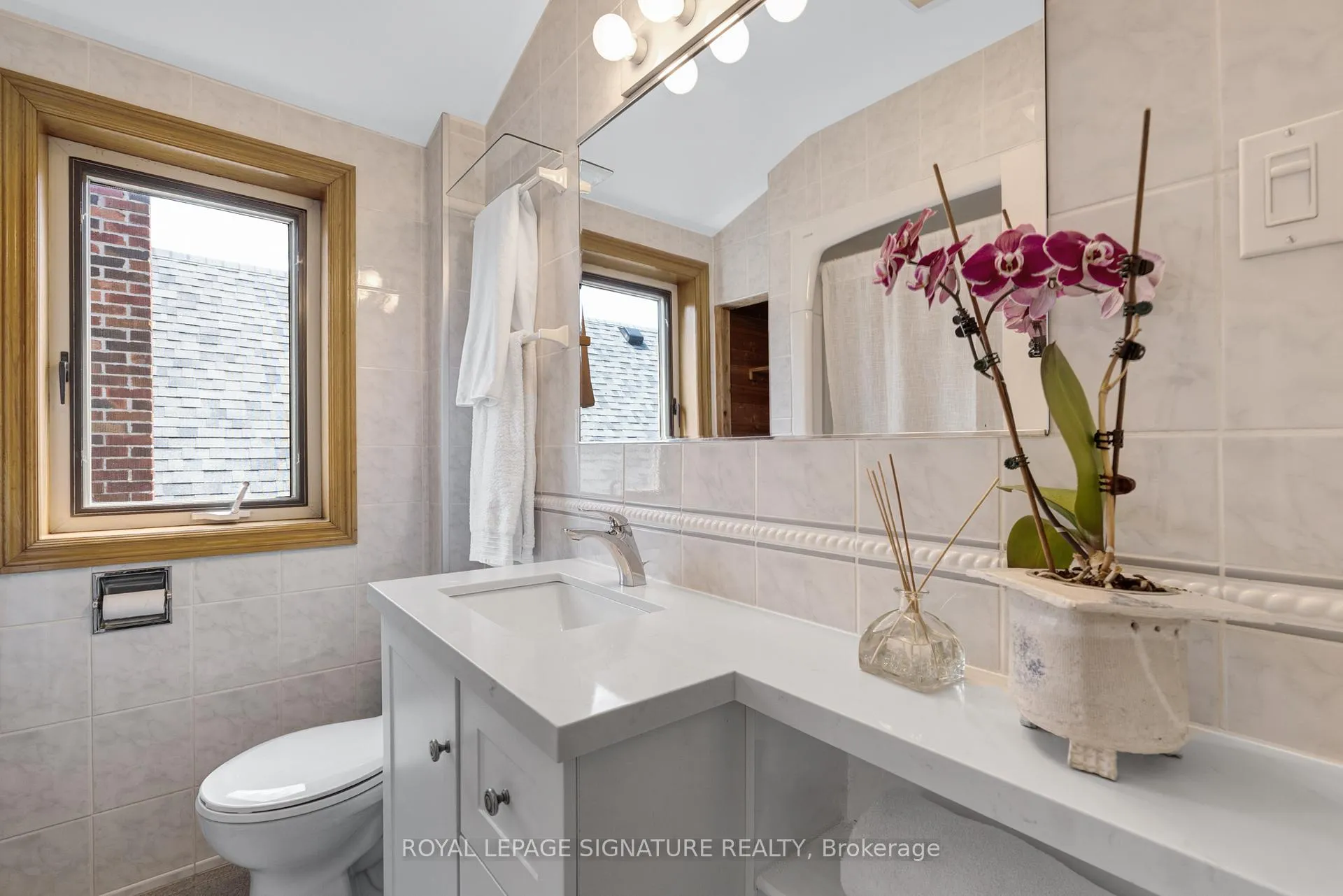 Photo 16 of 142 Divadale Drive, Toronto, Leaside — HOMEH
