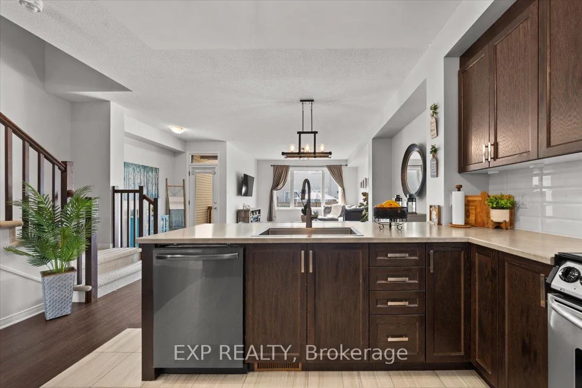 Photo 6 of 28 Hackney Private, Ottawa, Kanata - Emerald Meadows/Trailwest — HOMEH