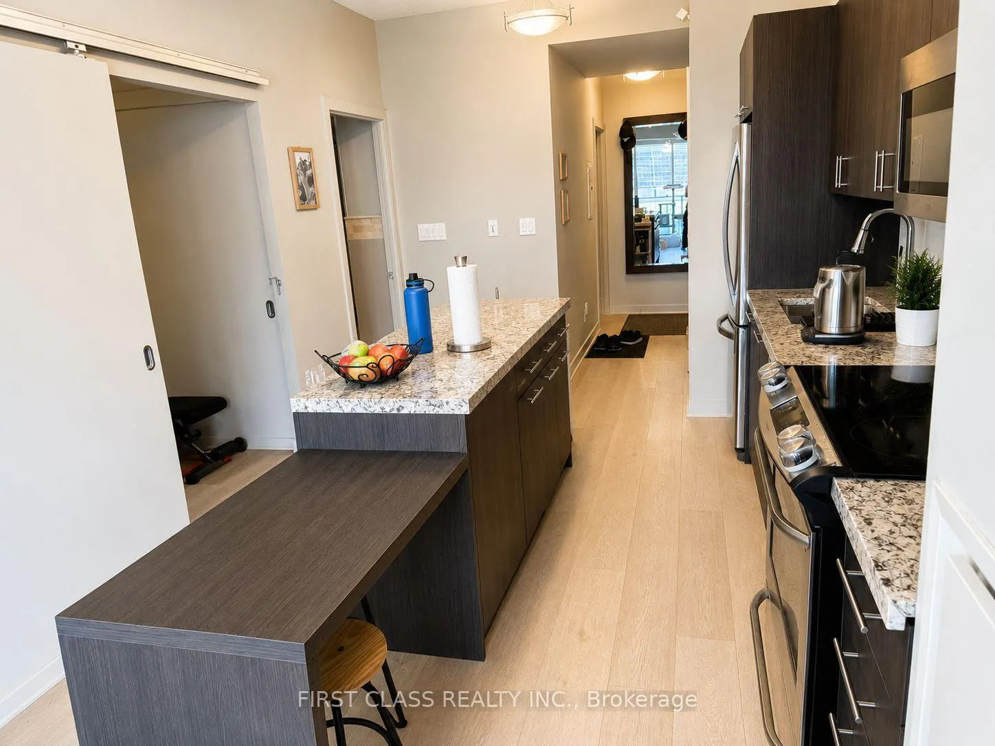 Photo 4 of Unit 903, 126 Simcoe Street, Toronto, Waterfront Communities — HOMEH