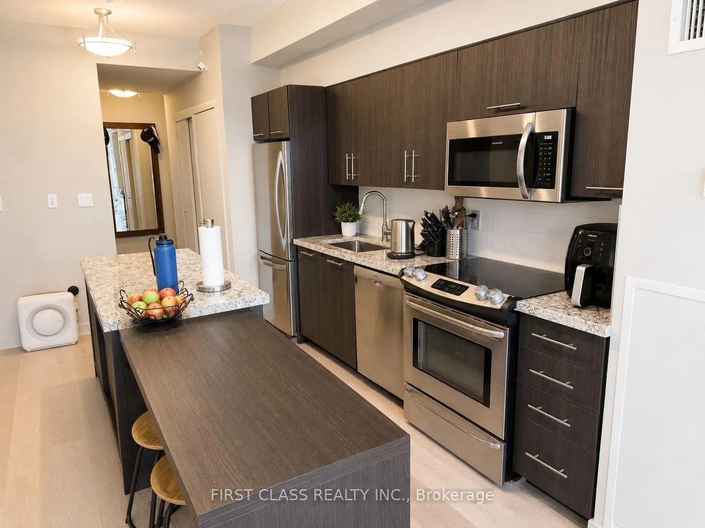 Photo 5 of Unit 903, 126 Simcoe Street, Toronto, Waterfront Communities — HOMEH