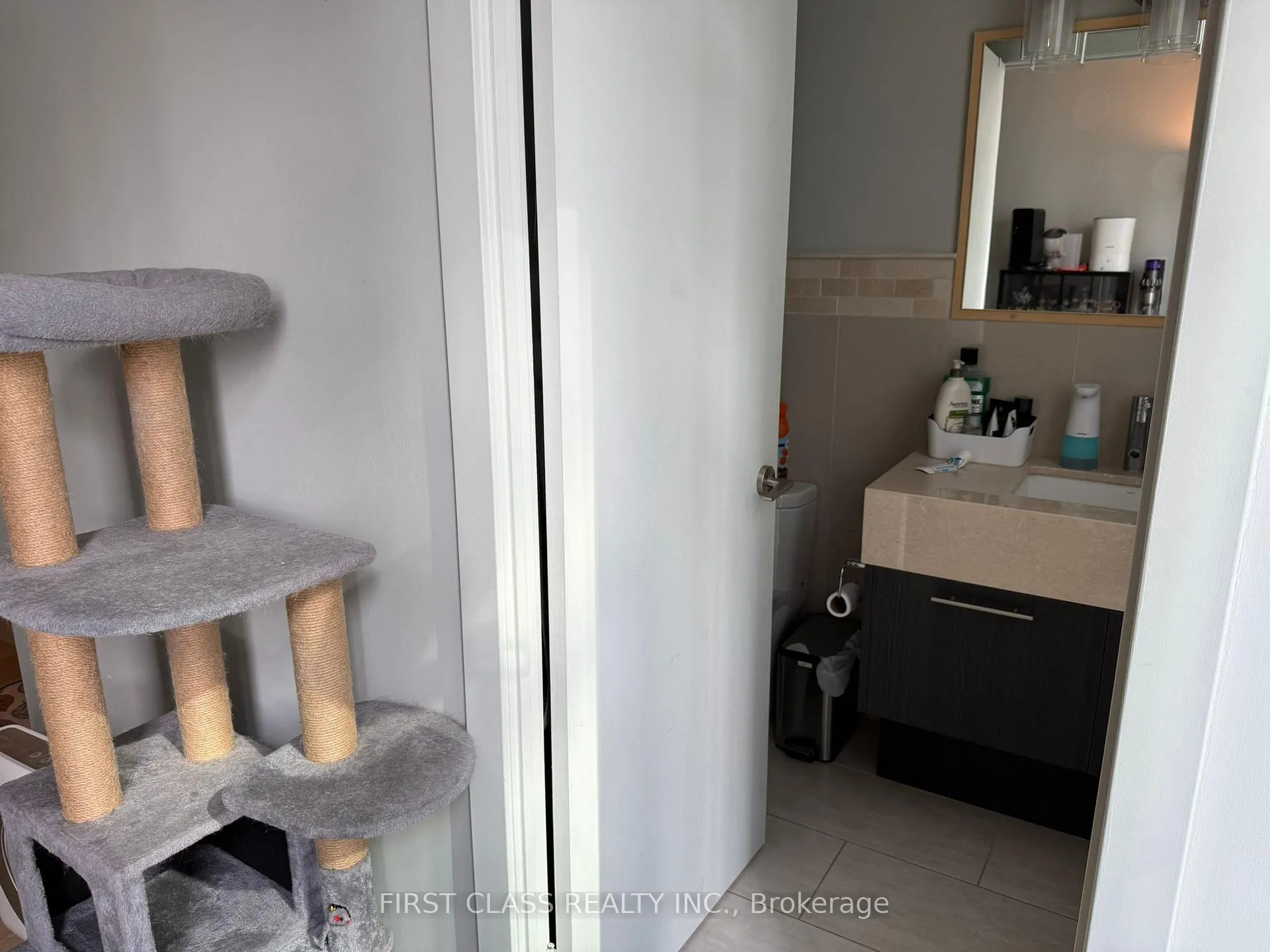 Photo 10 of Unit 903, 126 Simcoe Street, Toronto, Waterfront Communities — HOMEH