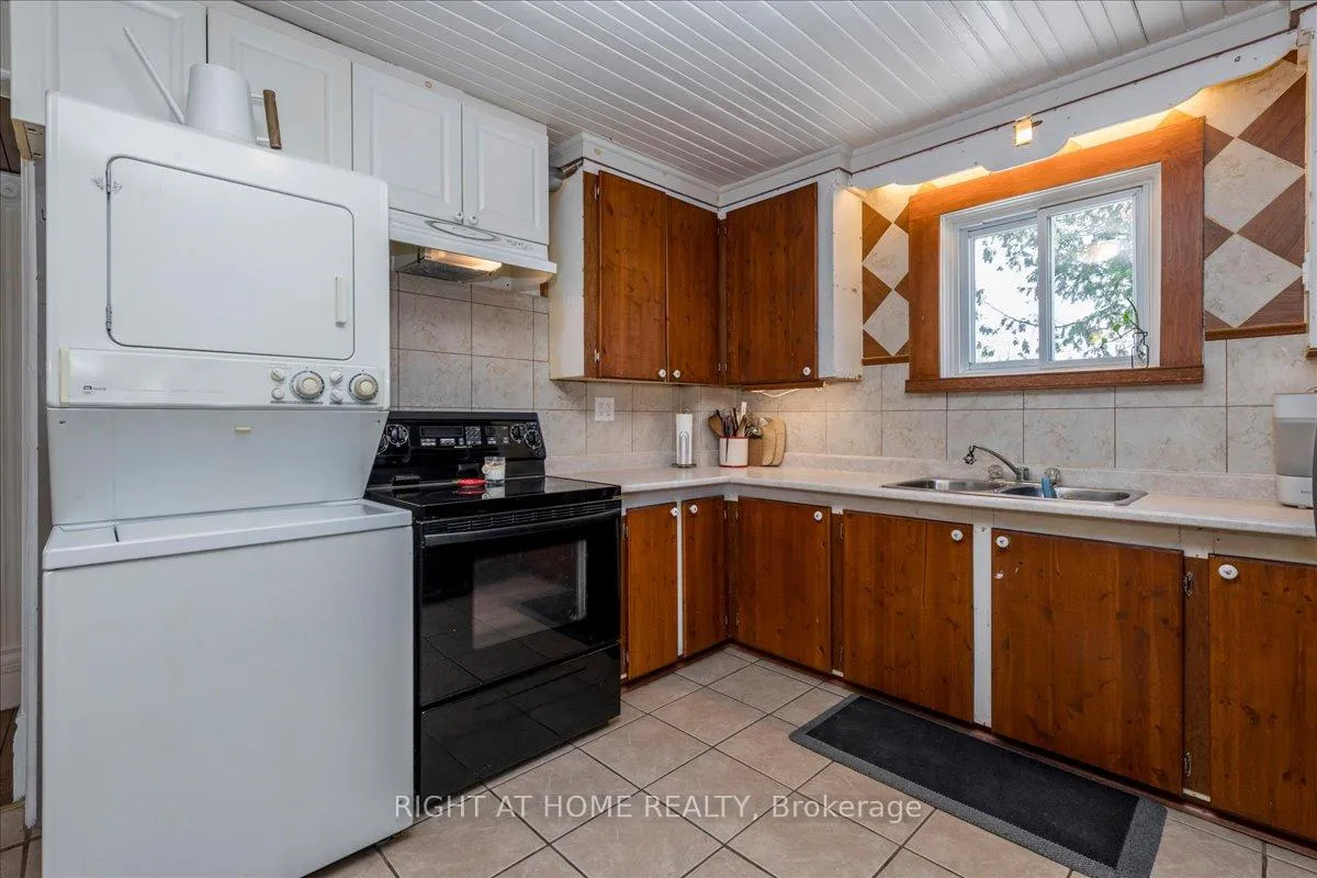 Photo 10 of 467 High Street, Orillia — HOMEH