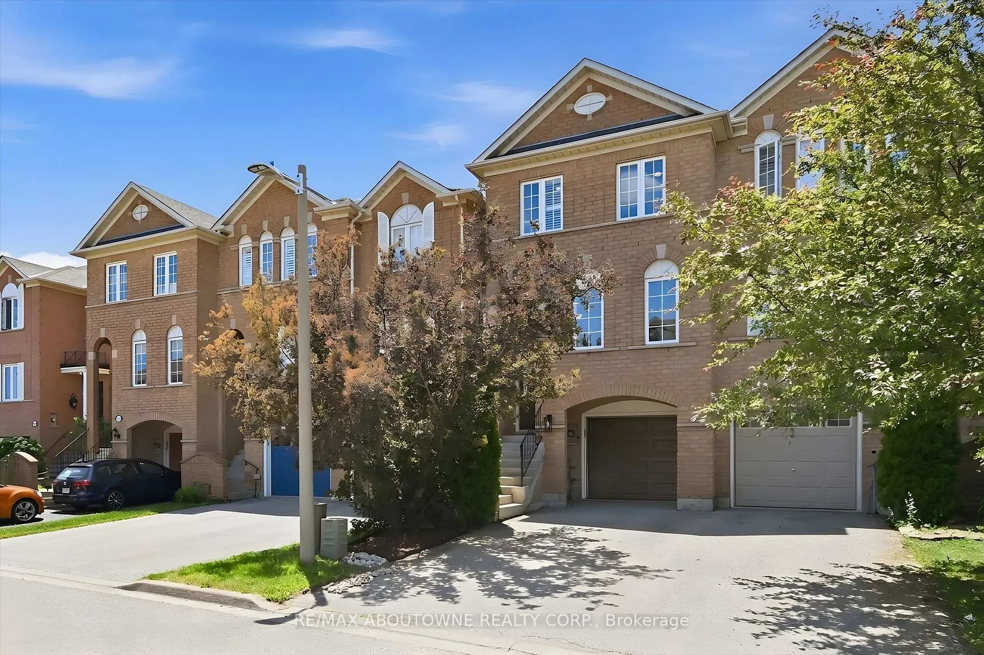 Photo 2 of 2420 Ravinebrook Crescent, Oakville, Wedgewood Creek — HOMEH