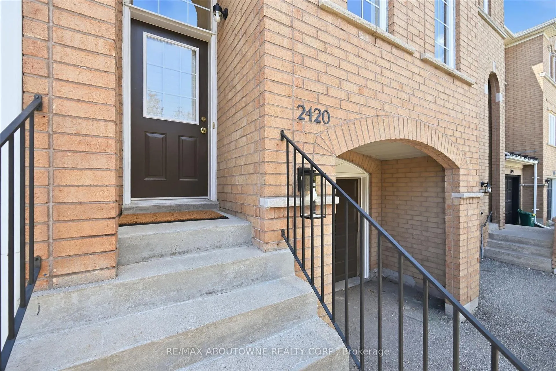 Photo 3 of 2420 Ravinebrook Crescent, Oakville, Wedgewood Creek — HOMEH