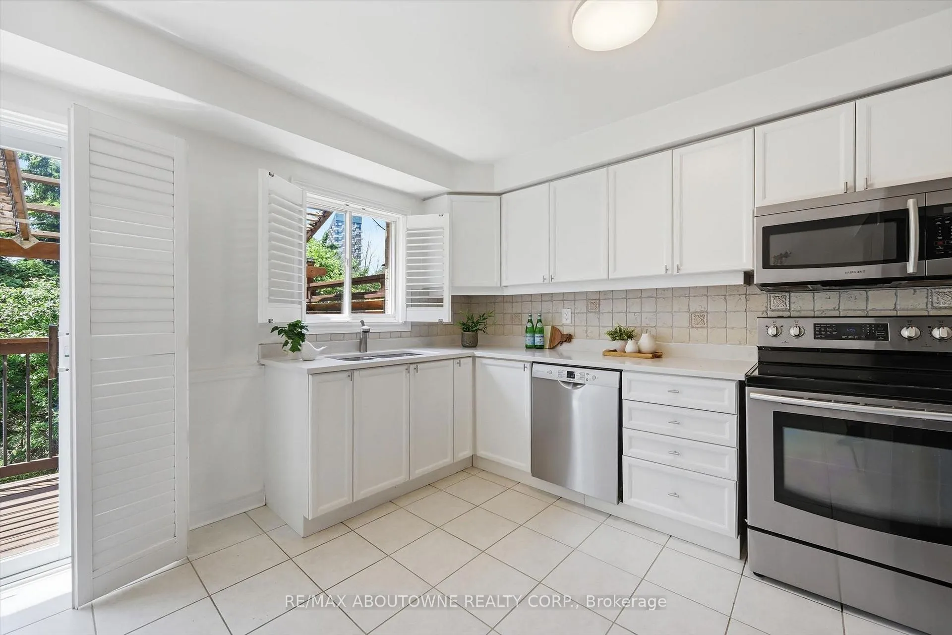 Photo 13 of 2420 Ravinebrook Crescent, Oakville, Wedgewood Creek — HOMEH