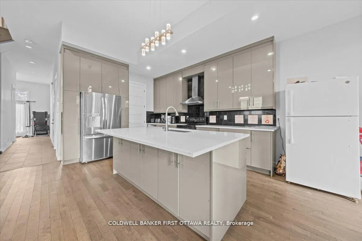 Photo 7 of 560 Queen Mary Street, Ottawa, Overbrook/Castle Heights — HOMEH