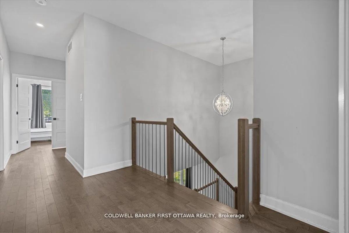 Photo 12 of 560 Queen Mary Street, Ottawa, Overbrook/Castle Heights — HOMEH