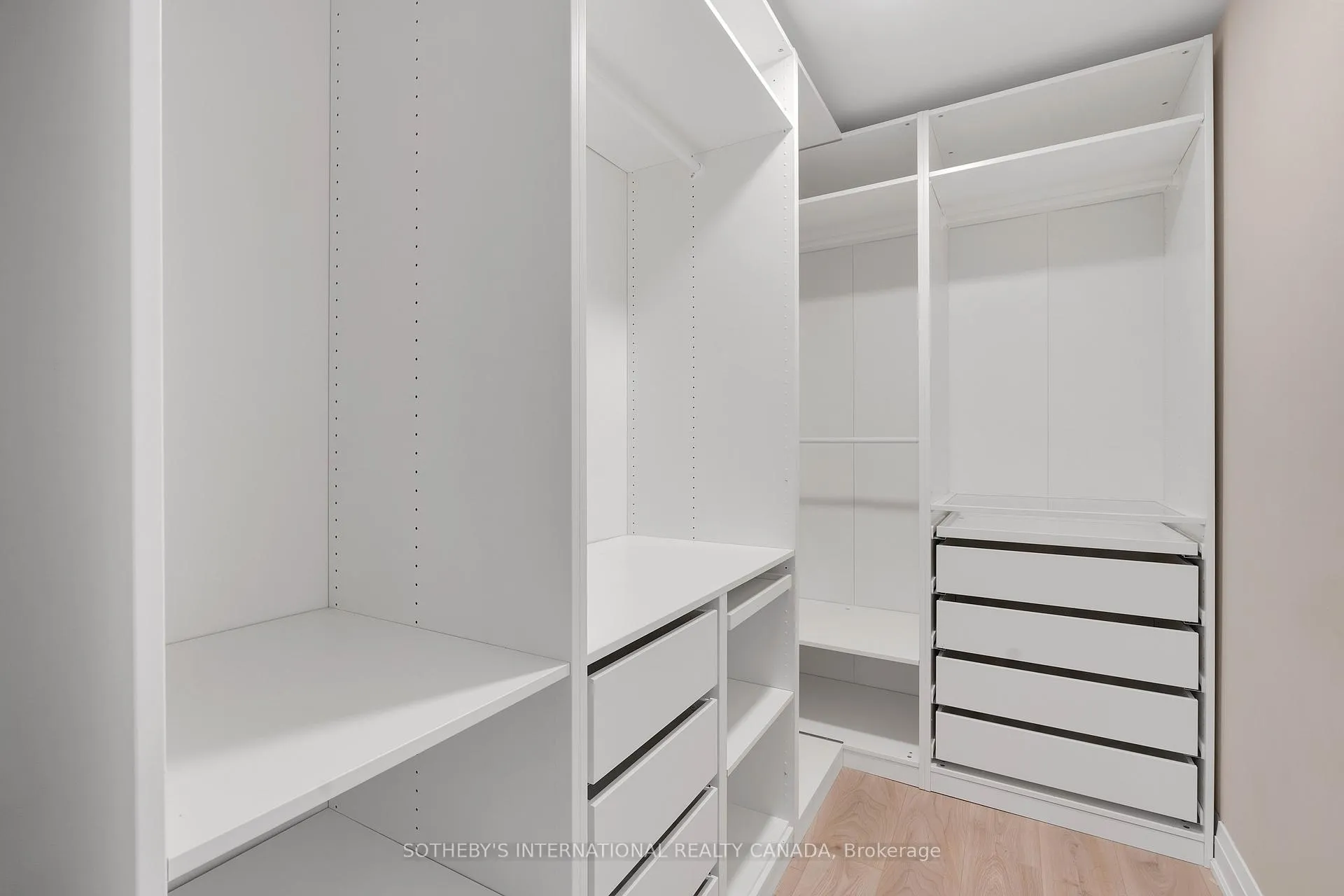 Photo 8 of 15 Wenderly Drive, Aurora, Aurora Village — HOMEH