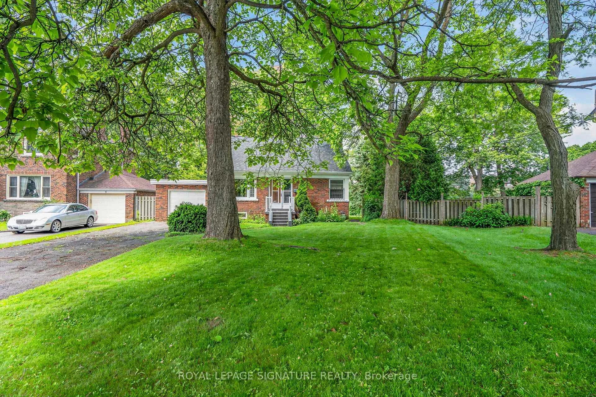 Photo 1 of 11 Innisdale Drive, Scarborough, Wexford-Maryvale — HOMEH