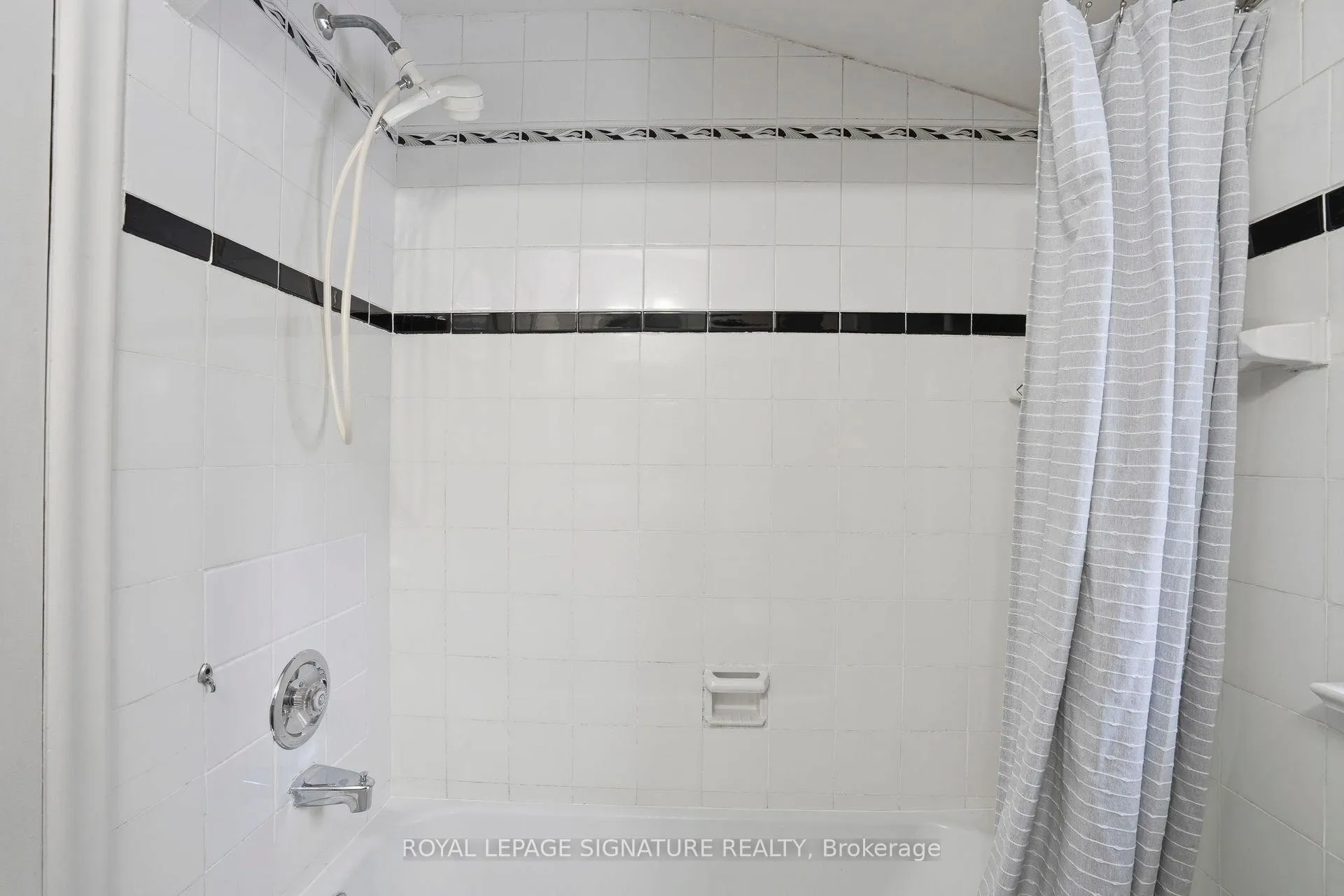 Photo 37 of 11 Innisdale Drive, Scarborough, Wexford-Maryvale — HOMEH