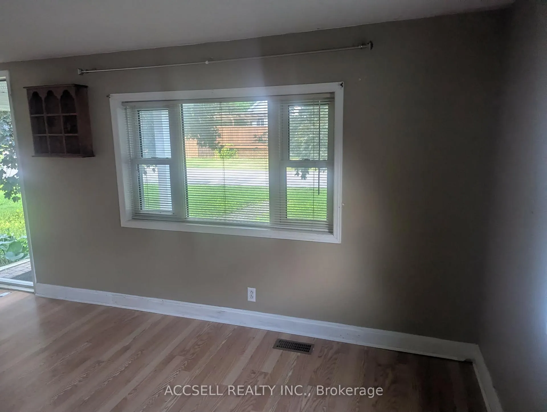 Photo 3 of 35 Lennox Street, Ottawa, Richmond — HOMEH