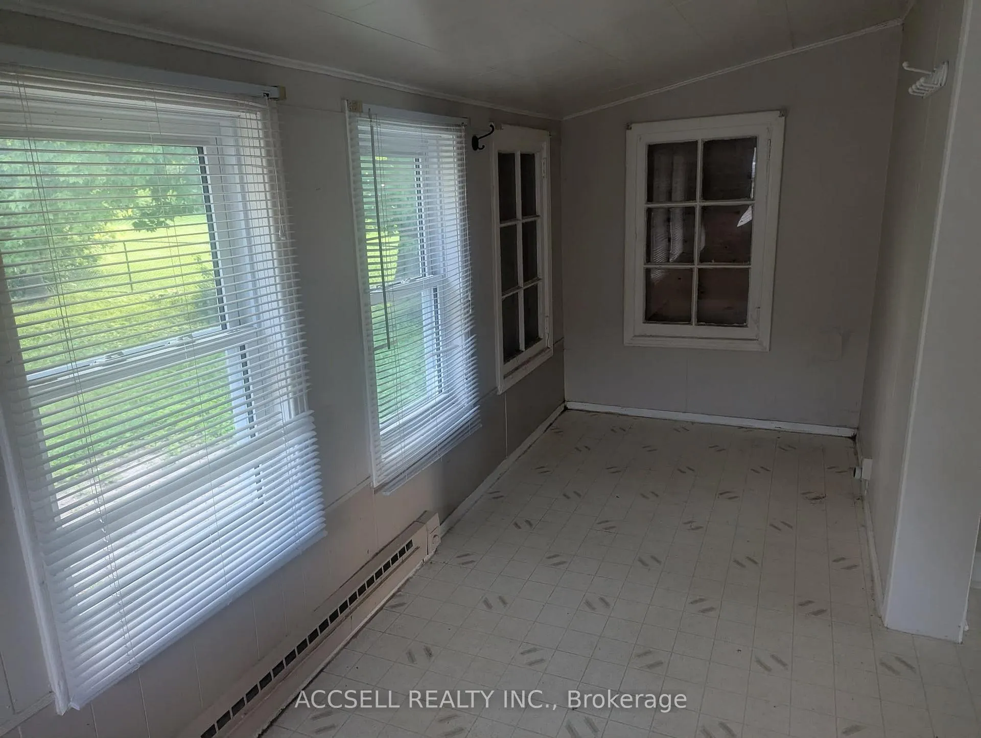 Photo 16 of 35 Lennox Street, Ottawa, Richmond — HOMEH