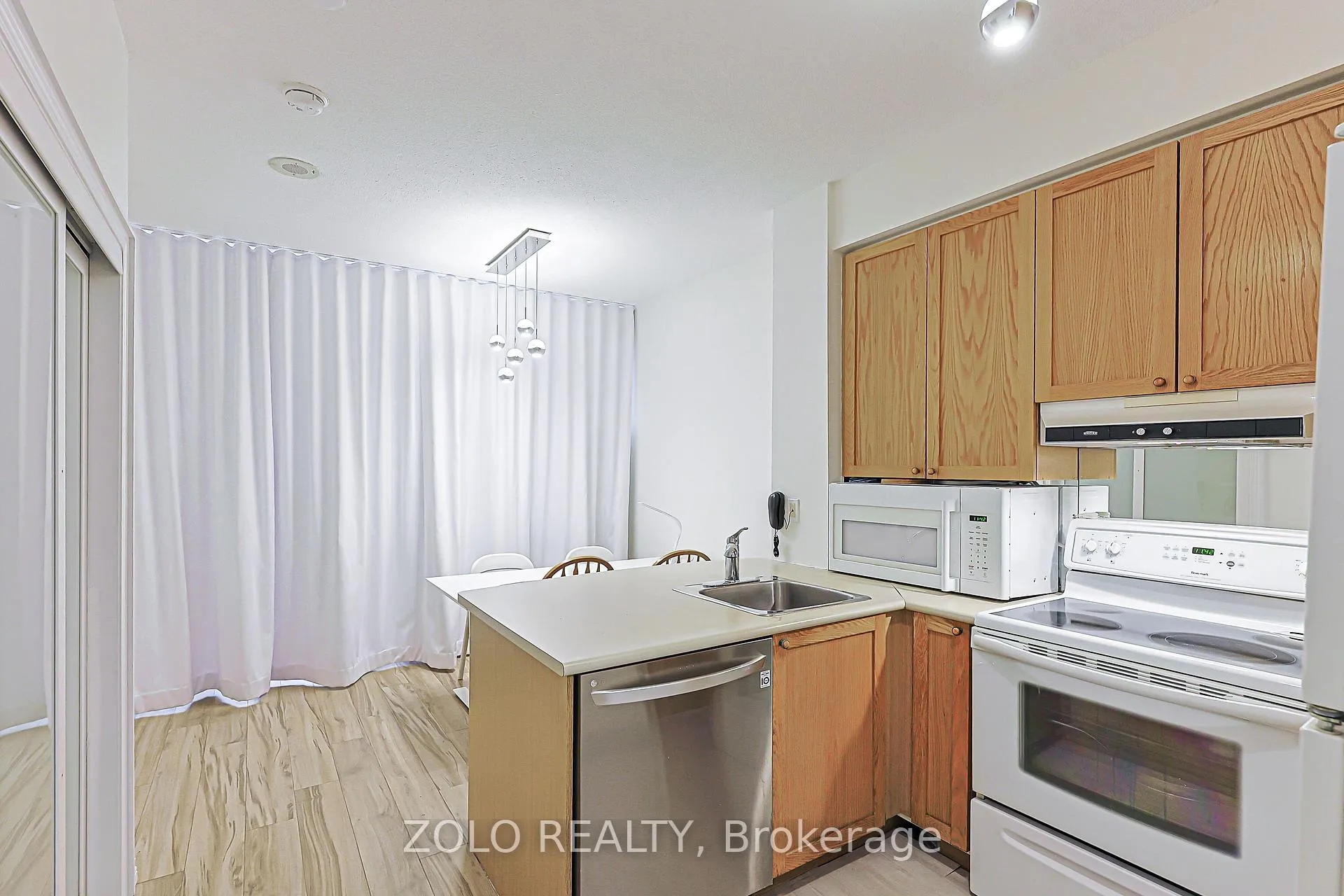 Photo 14 of Unit 804, 555 Yonge Street, Toronto, Church-Yonge Corridor — HOMEH