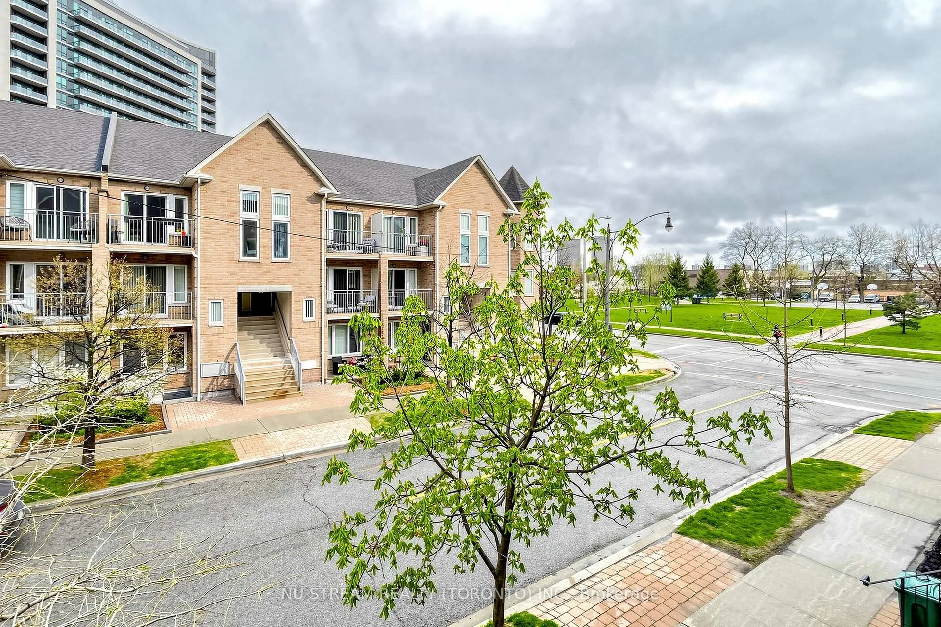 Photo 3 of Unit 201, 10 Brian Peck Crescent, Toronto, Leaside — HOMEH