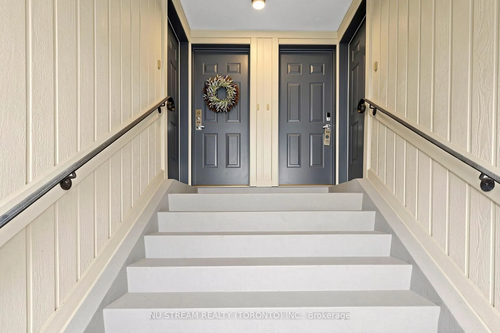 Photo 4 of Unit 201, 10 Brian Peck Crescent, Toronto, Leaside — HOMEH