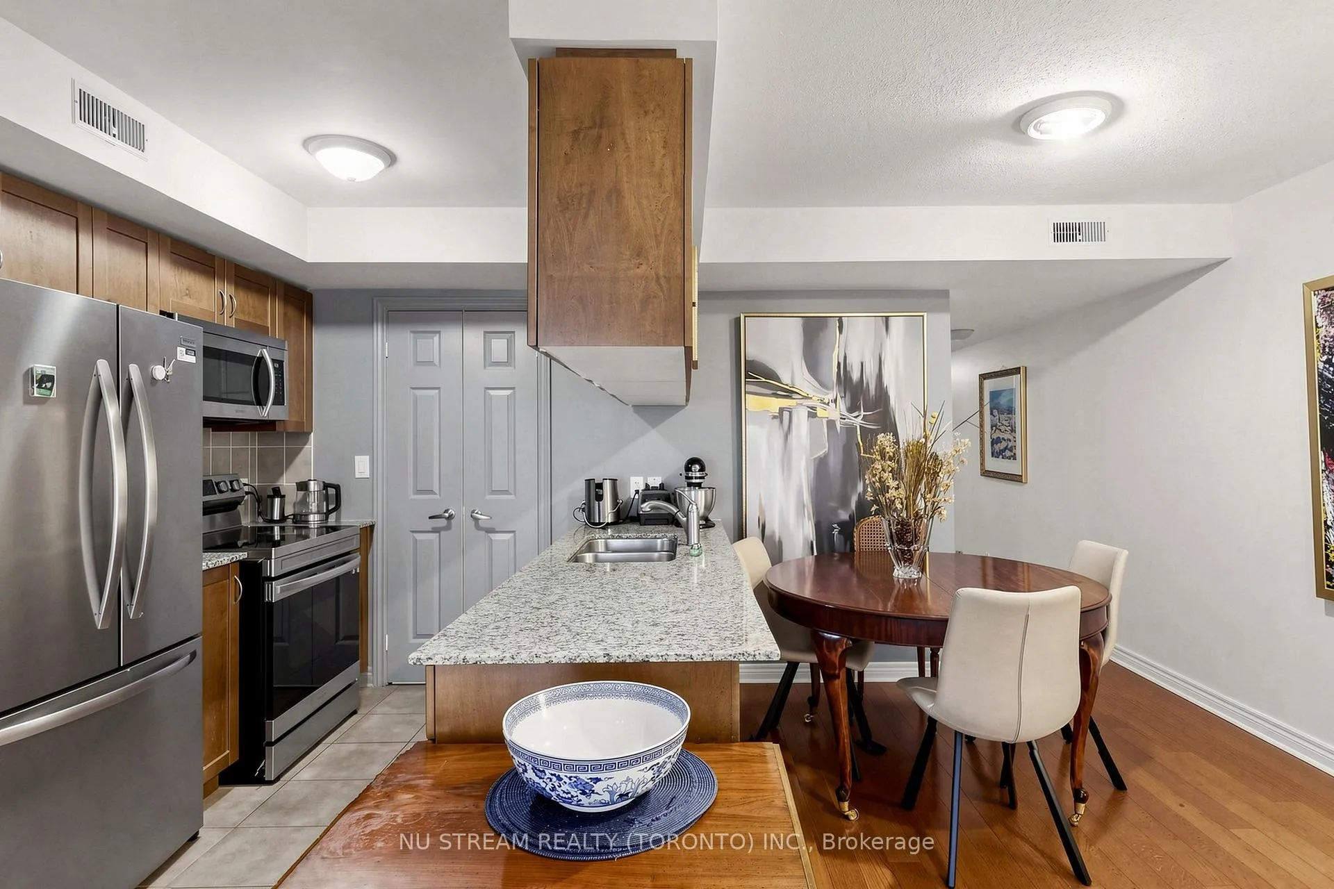 Photo 11 of Unit 201, 10 Brian Peck Crescent, Toronto, Leaside — HOMEH
