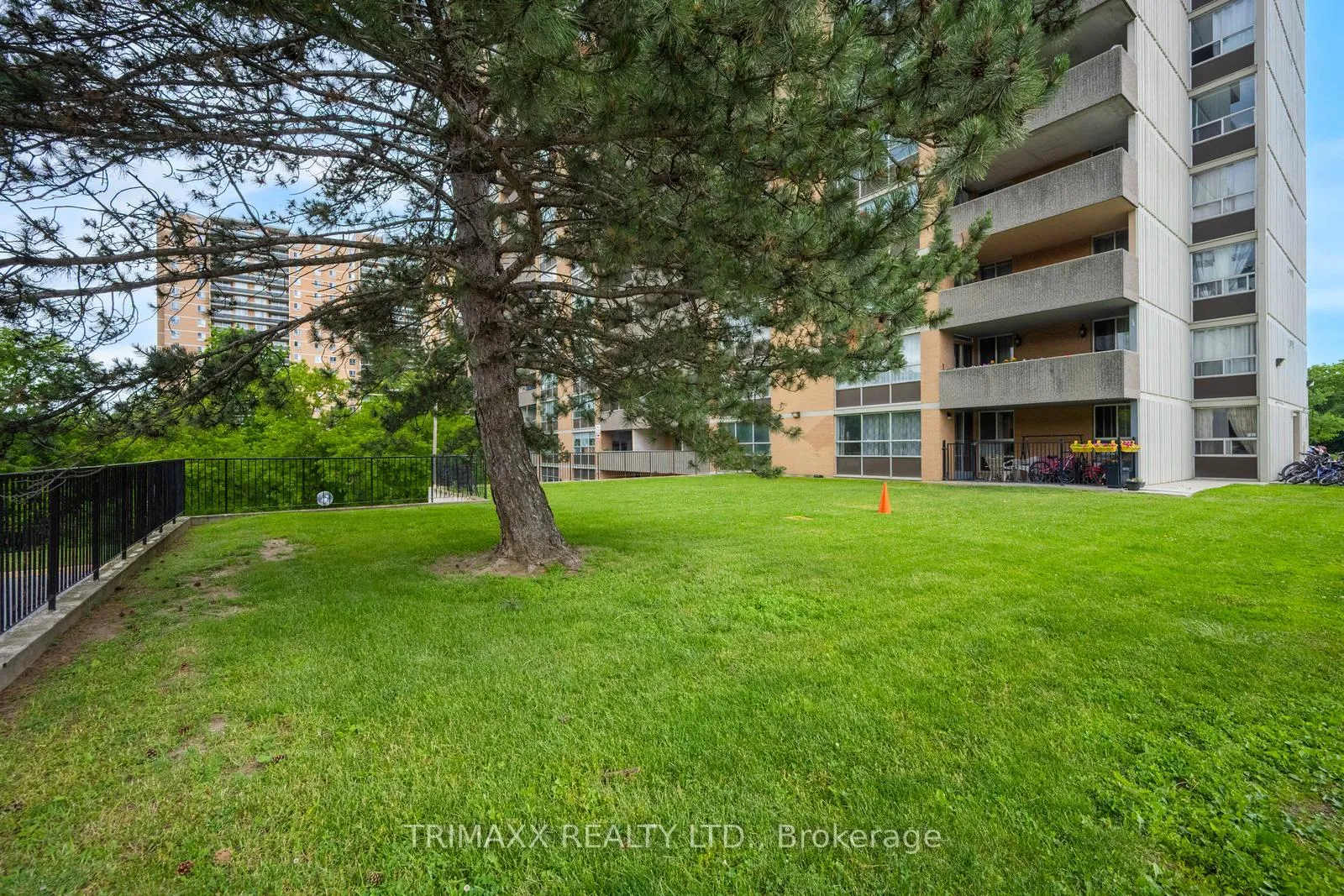 Photo 2 of Unit 404, 40 Panorama Court, Etobicoke, Mount Olive-Silverstone-Jamestown — HOMEH