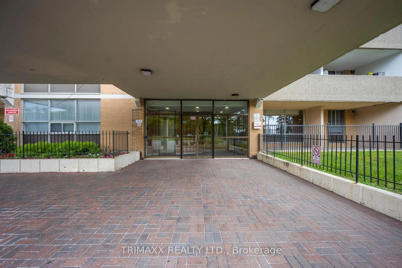 Photo 5 of Unit 404, 40 Panorama Court, Etobicoke, Mount Olive-Silverstone-Jamestown — HOMEH