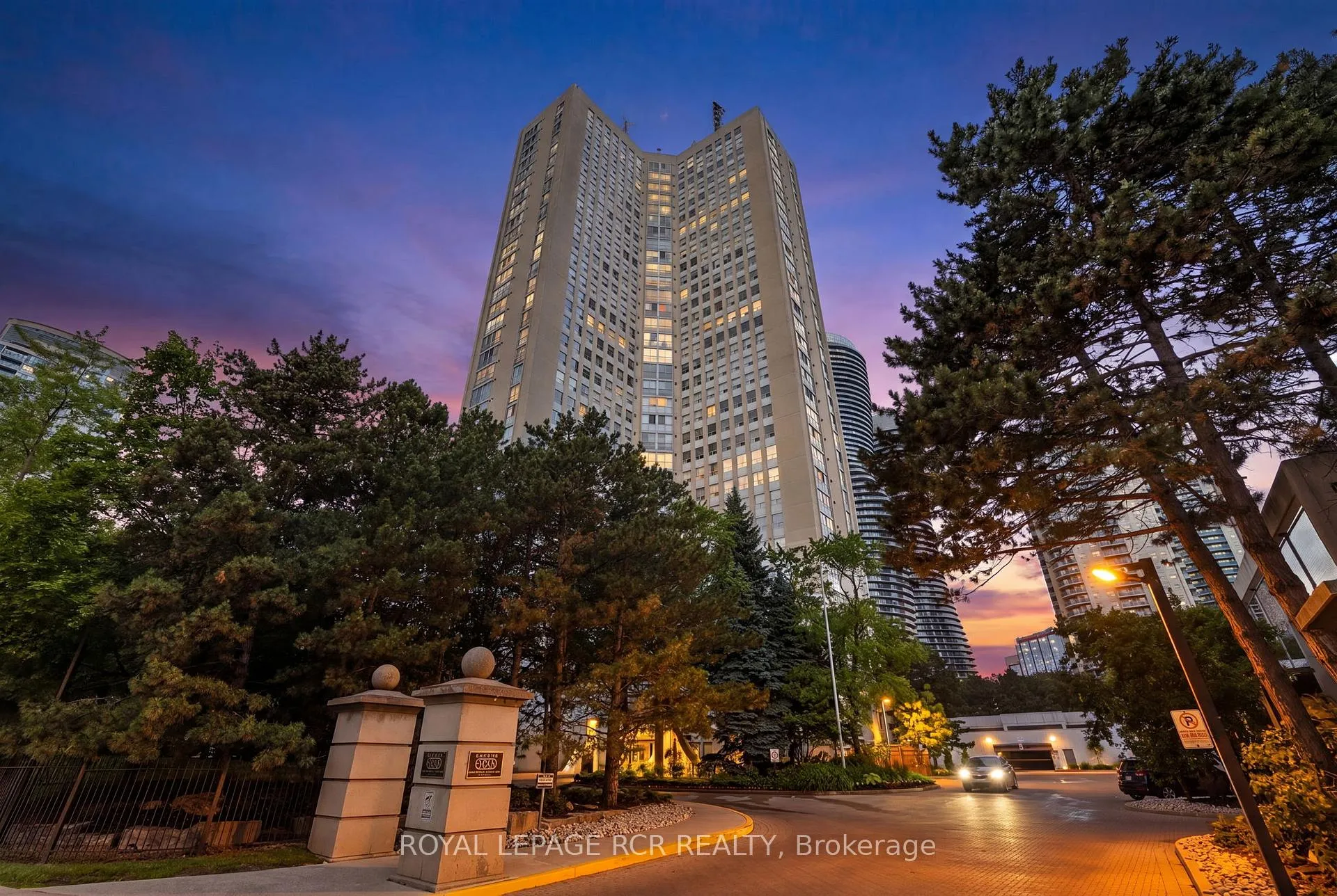Front of Unit 303, 3650 Kaneff Crescent
