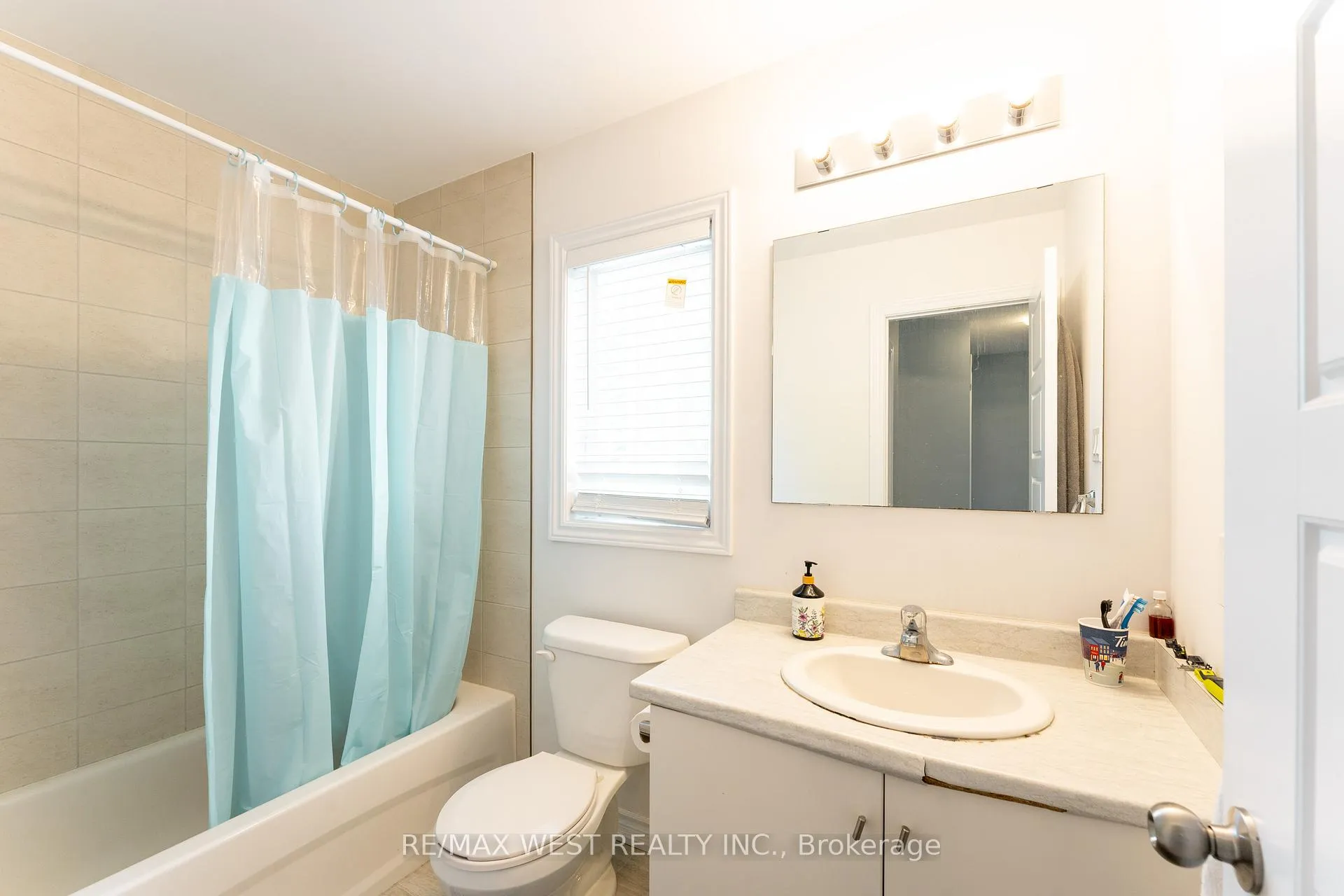 Photo 18 of 24 Dewberry Drive, Kitchener, Heritage Park/Rosemount — HOMEH