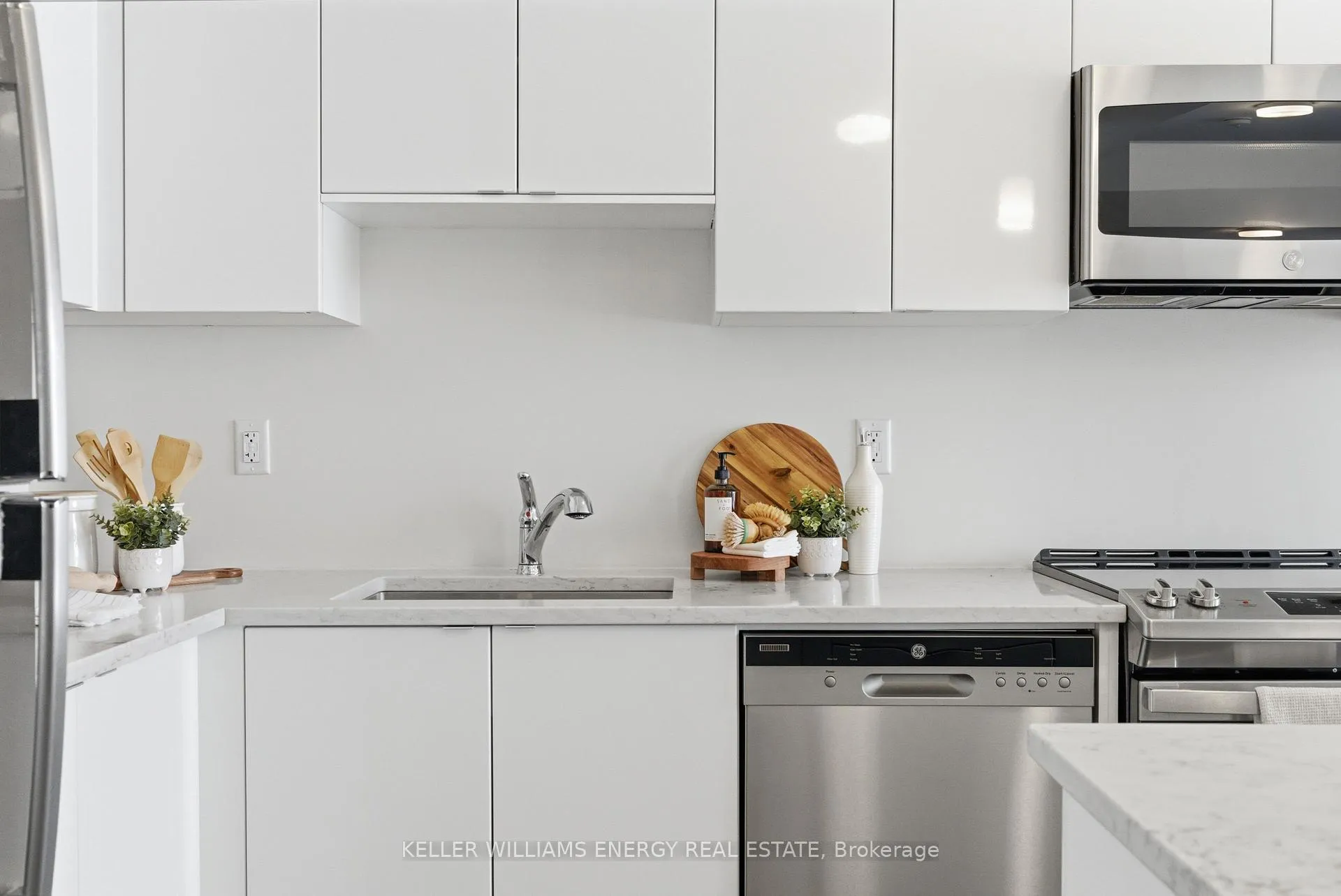 Photo 8 of Unit 316, 2550 Castlegate Crossing, Pickering, Duffin Heights — HOMEH