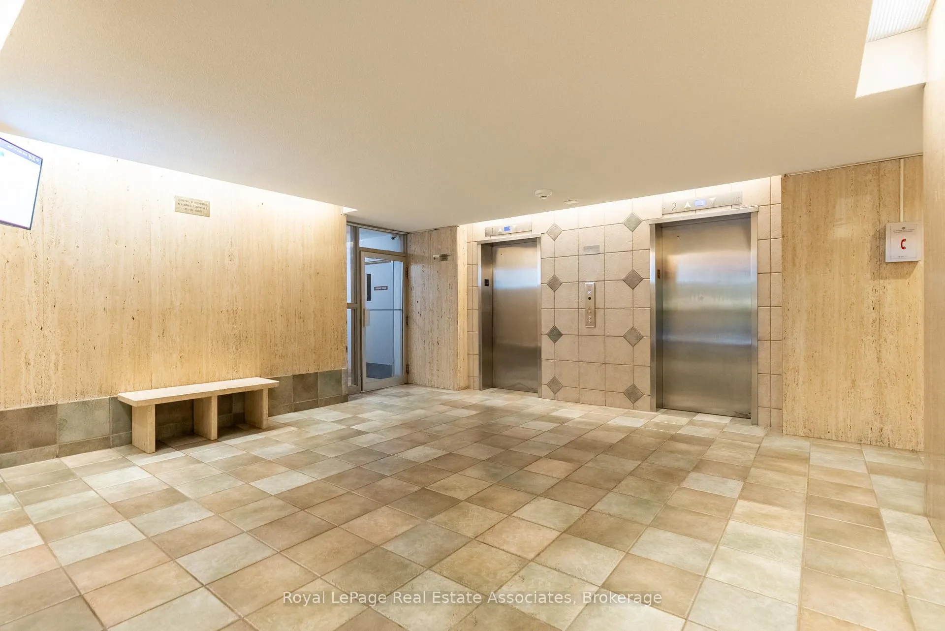 Photo 3 of Unit 813, 9 Four Winds Drive, North York, York University Heights — HOMEH