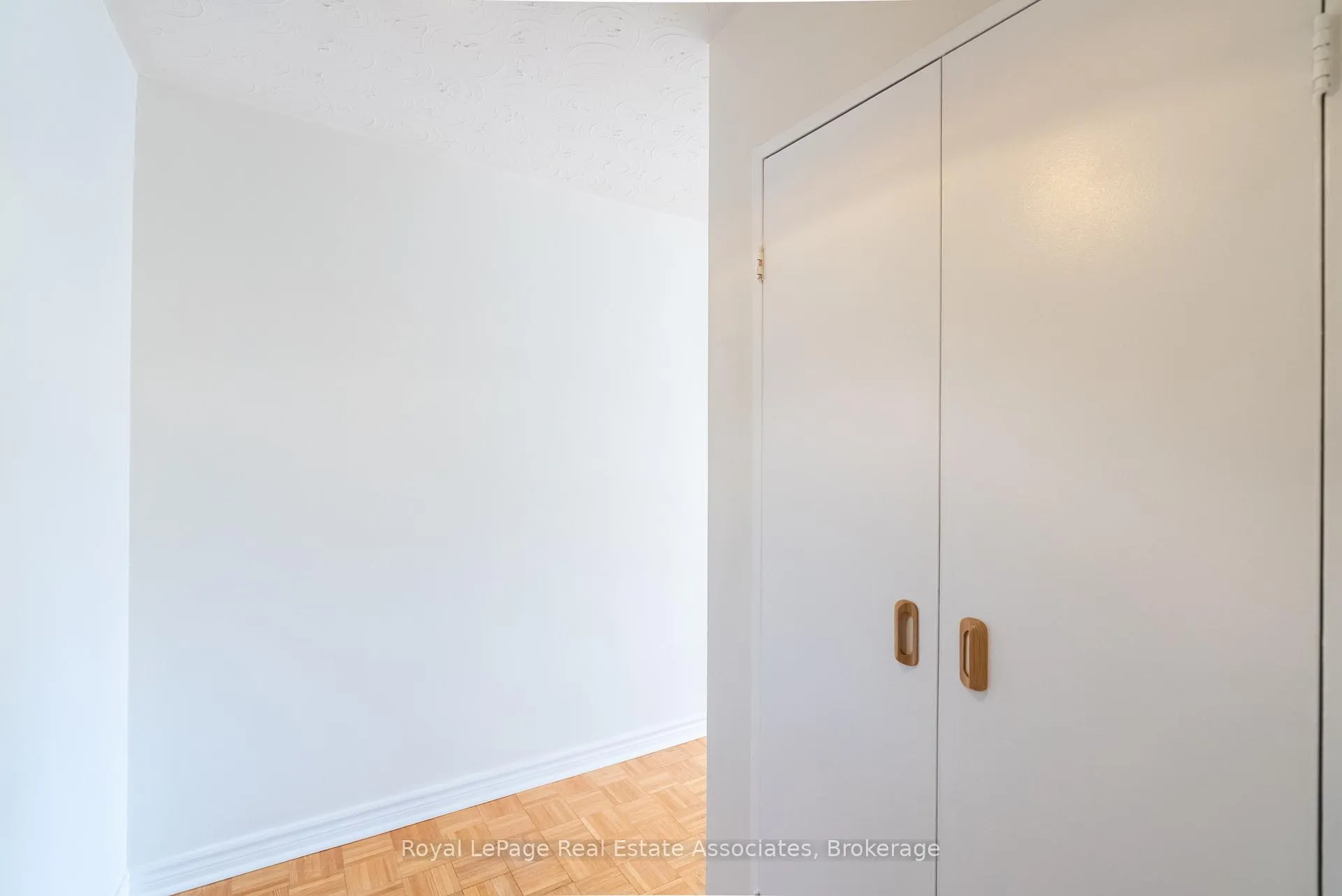 Photo 7 of Unit 813, 9 Four Winds Drive, North York, York University Heights — HOMEH