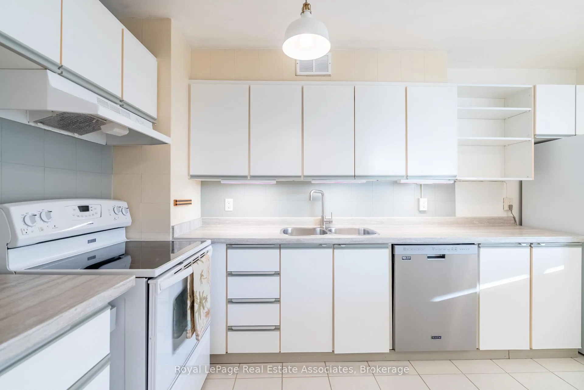 Photo 12 of Unit 813, 9 Four Winds Drive, North York, York University Heights — HOMEH