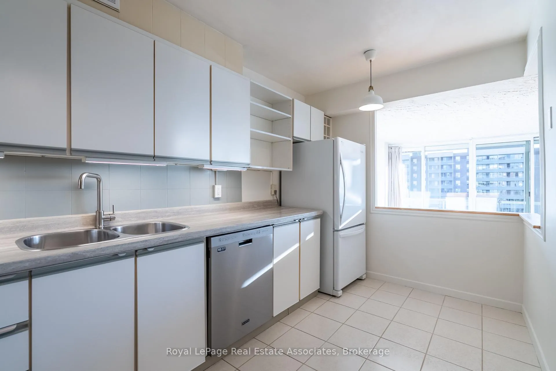 Photo 13 of Unit 813, 9 Four Winds Drive, North York, York University Heights — HOMEH
