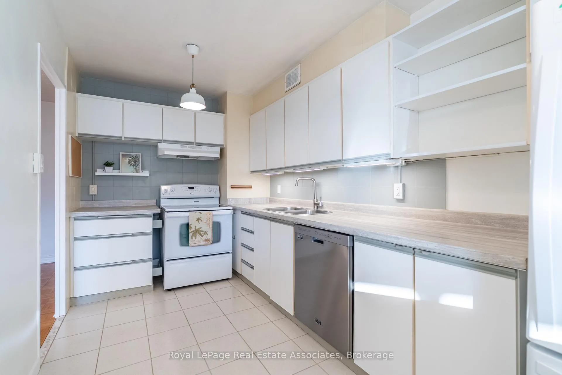 Photo 14 of Unit 813, 9 Four Winds Drive, North York, York University Heights — HOMEH