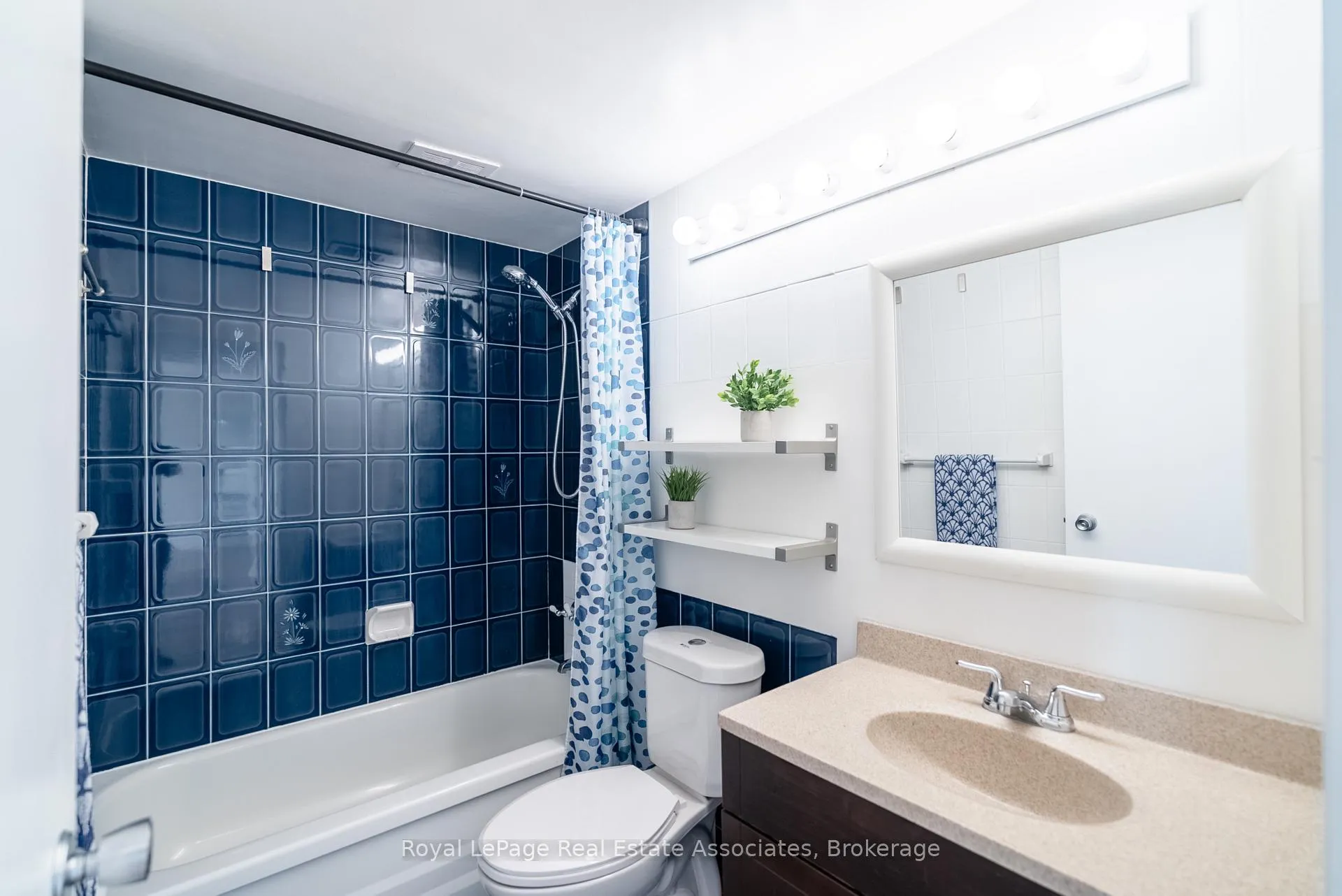 Photo 25 of Unit 813, 9 Four Winds Drive, North York, York University Heights — HOMEH