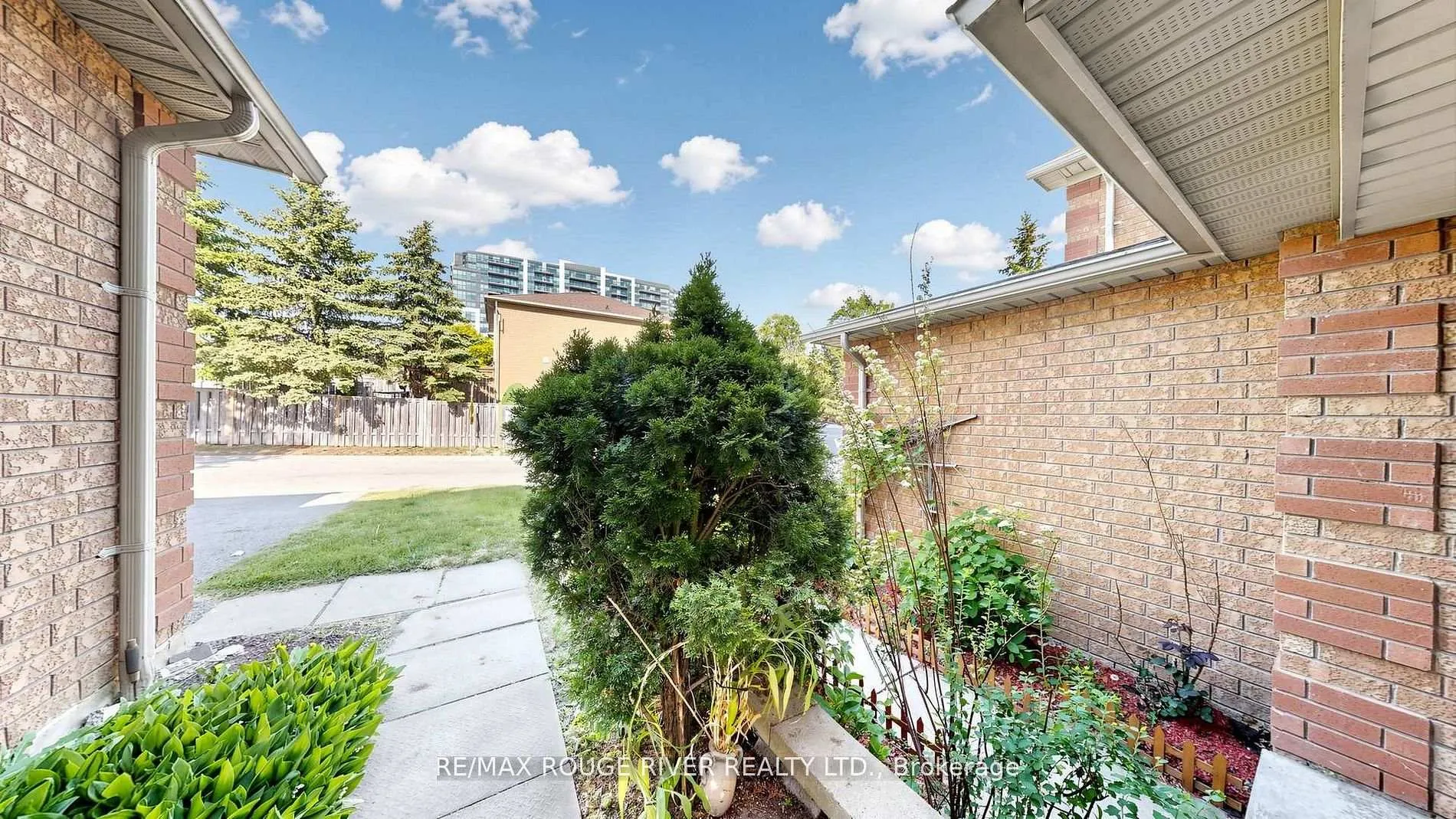 Photo 2 of 4 Trowell Lane, Ajax, Central — HOMEH