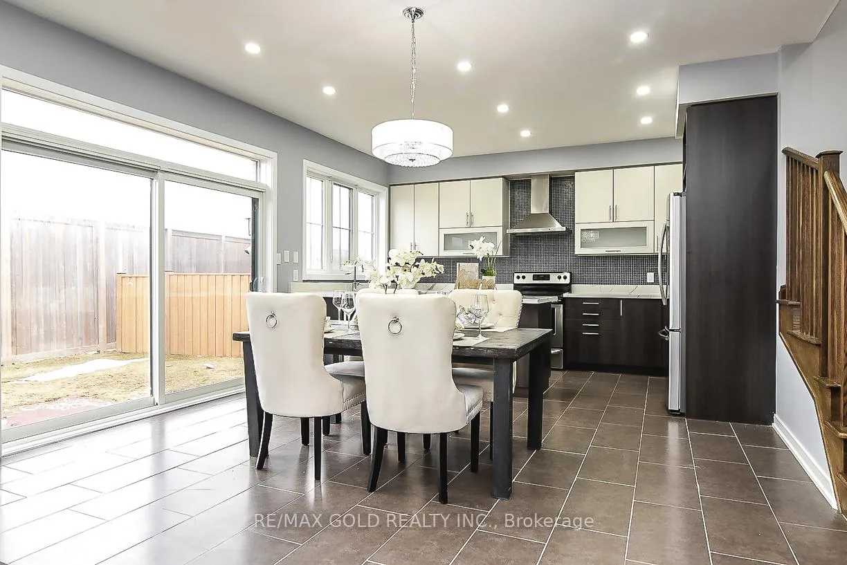 Photo 11 of 206 Crafter Crescent, Hamilton, Stoney Creek Mountain — HOMEH