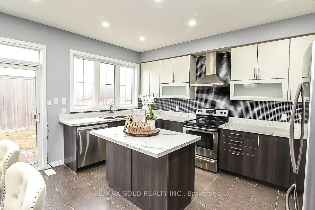 Photo 14 of 206 Crafter Crescent, Hamilton, Stoney Creek Mountain — HOMEH