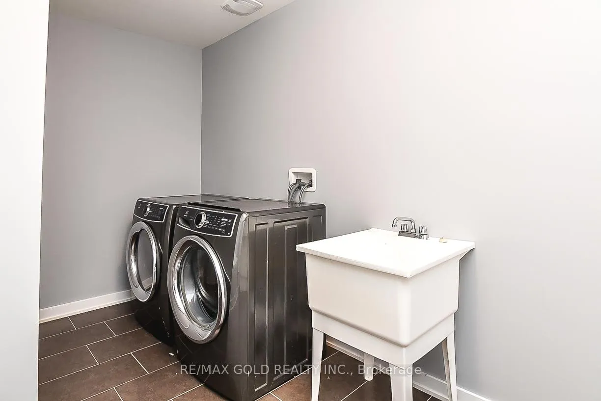 Photo 19 of 206 Crafter Crescent, Hamilton, Stoney Creek Mountain — HOMEH