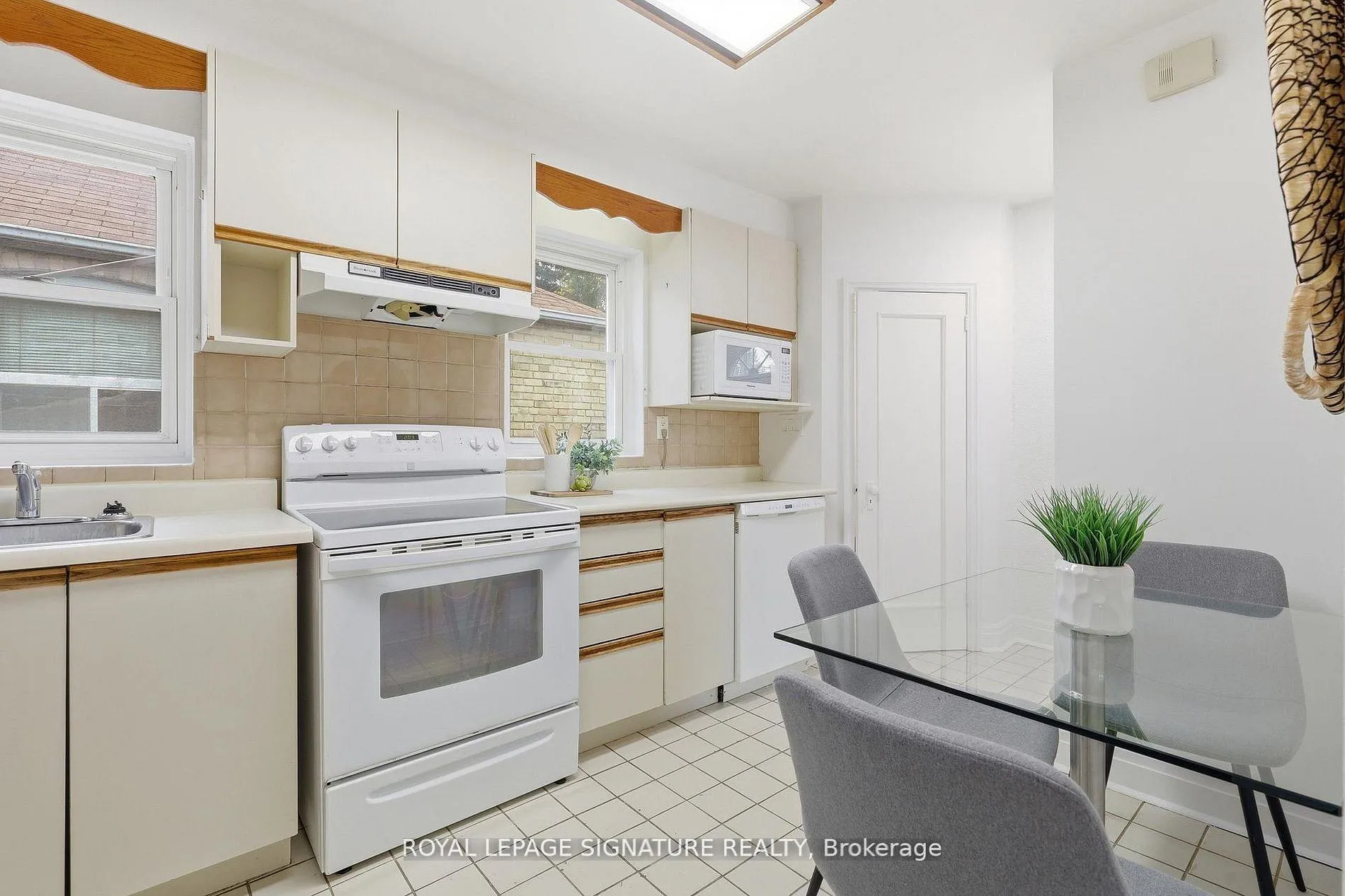 Photo 9 of 53 Juliet Crescent, Toronto, Keelesdale-Eglinton West — HOMEH