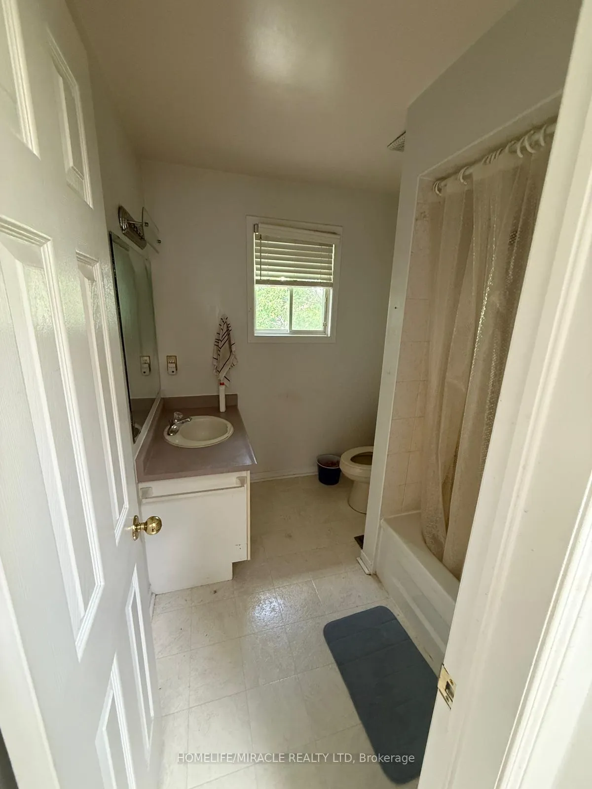 Photo 9 of 13 Morton Crescent, Barrie, West Bayfield — HOMEH