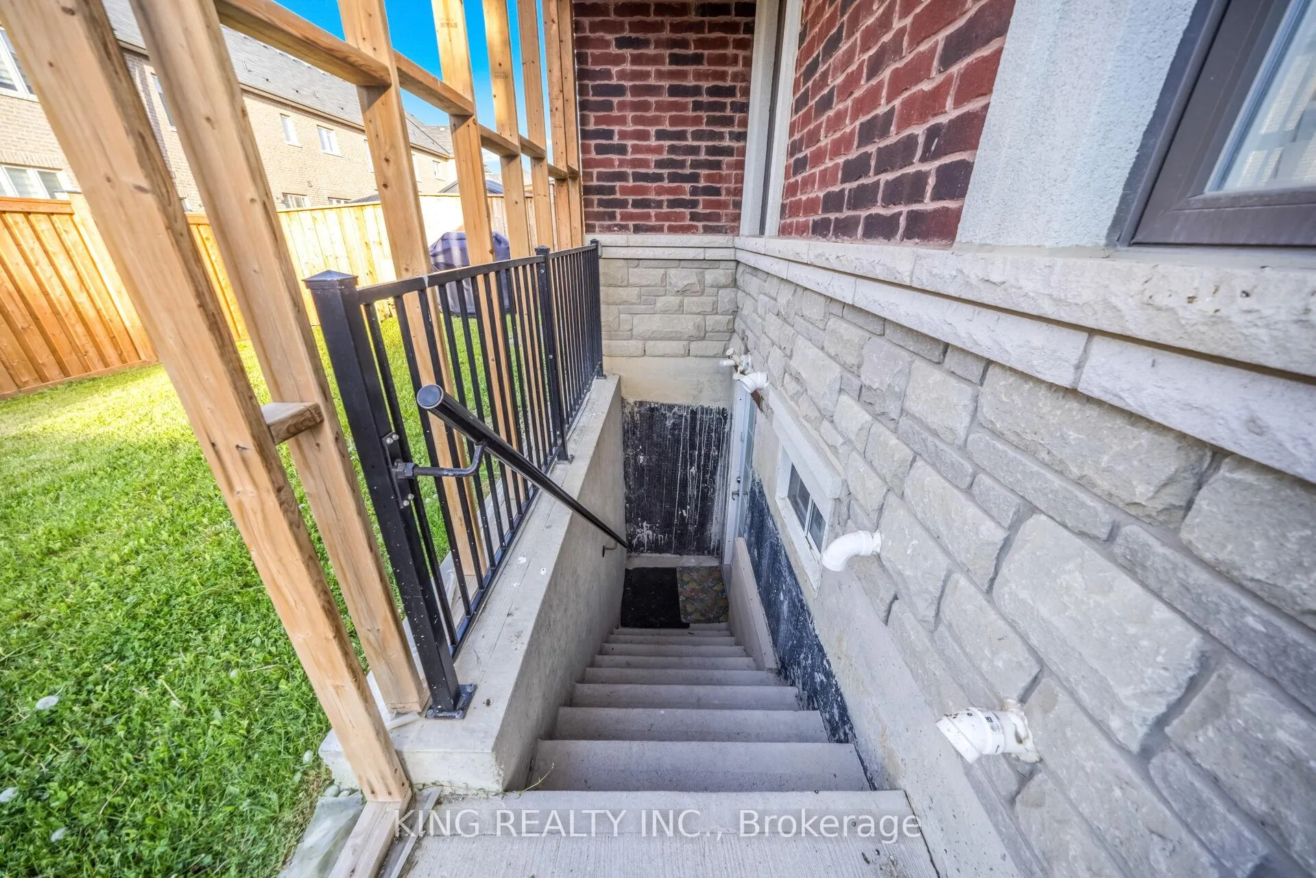 Photo 34 of 5 Loomis Road, Brampton, Northwest Brampton — HOMEH