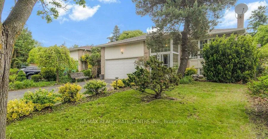 Photo 2 of 1011 Pearson Drive, Oakville, College Park — HOMEH