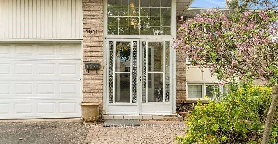 Photo 3 of 1011 Pearson Drive, Oakville, College Park — HOMEH