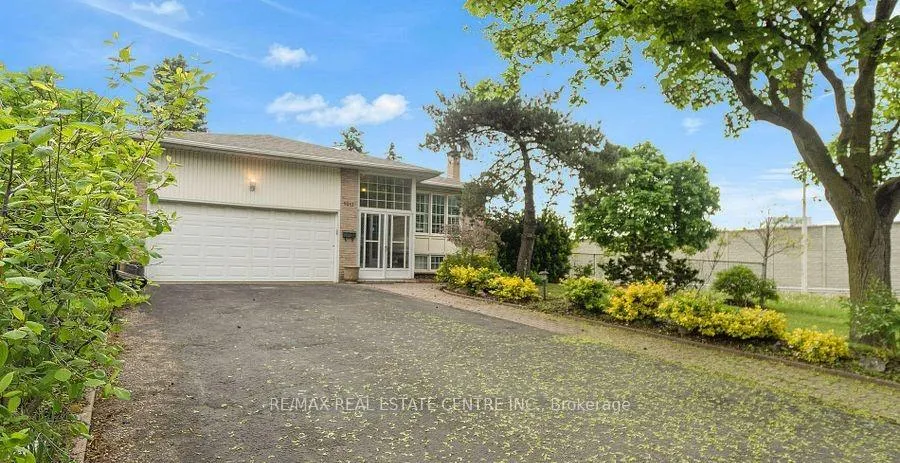 Photo 6 of 1011 Pearson Drive, Oakville, College Park — HOMEH