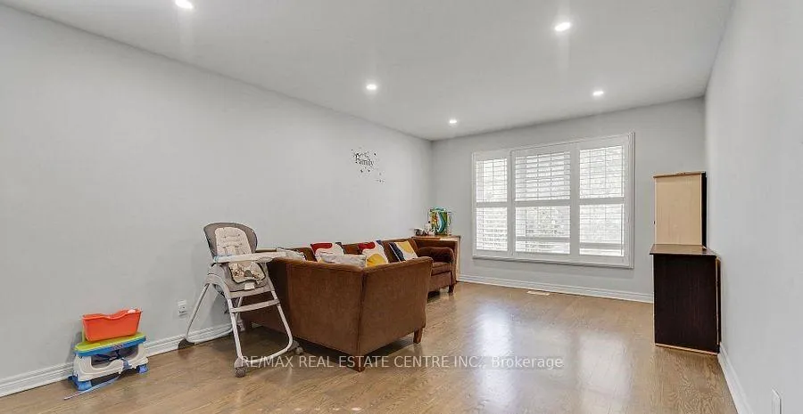 Photo 12 of 1011 Pearson Drive, Oakville, College Park — HOMEH