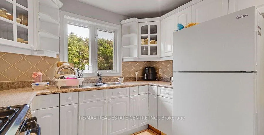 Photo 19 of 1011 Pearson Drive, Oakville, College Park — HOMEH