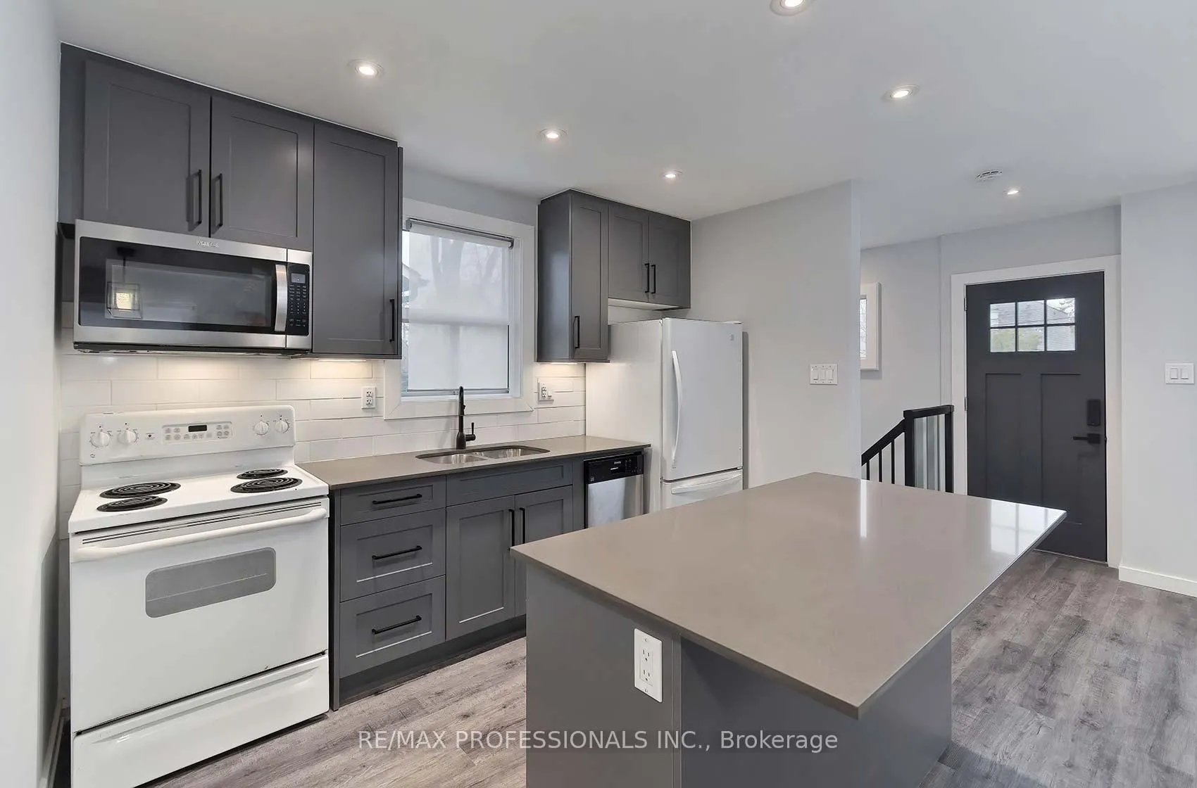 Photo 9 of 1213 Islington Avenue, Etobicoke, Stonegate-Queensway — HOMEH
