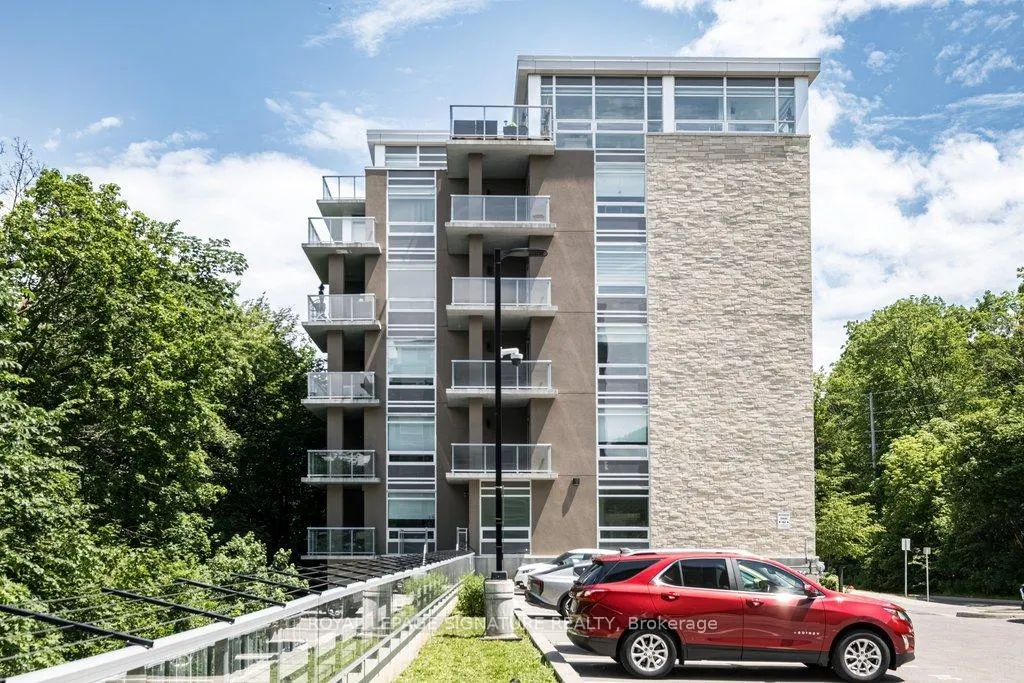 Front of Unit 204, 479 Charlton Avenue E