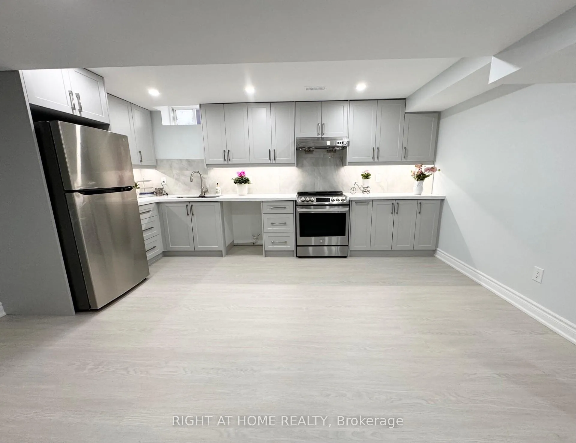 Photo 3 of Unit Basmt, 279 Stonebridge Drive, Markham, Berczy — HOMEH