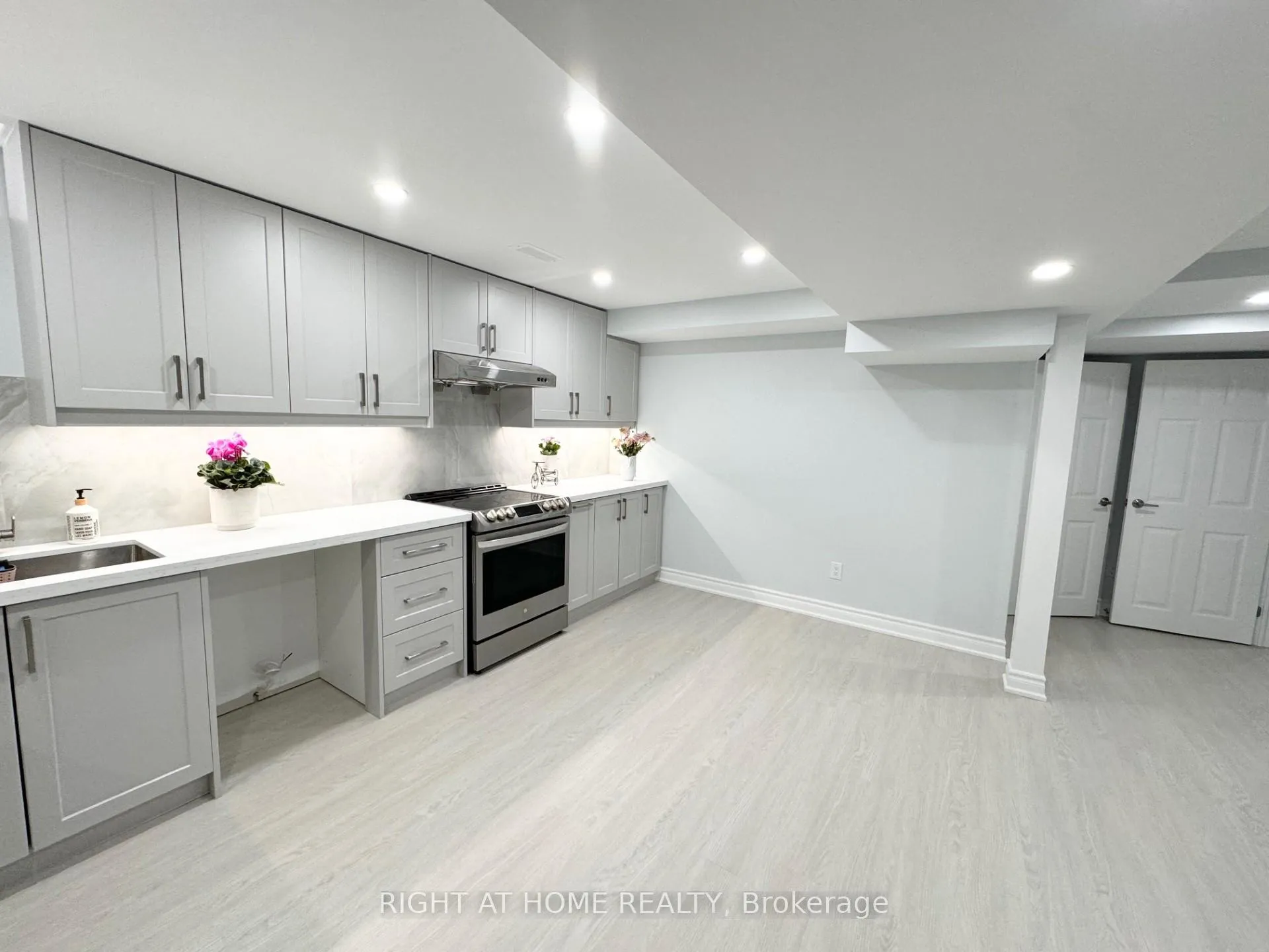 Photo 6 of Unit Basmt, 279 Stonebridge Drive, Markham, Berczy — HOMEH