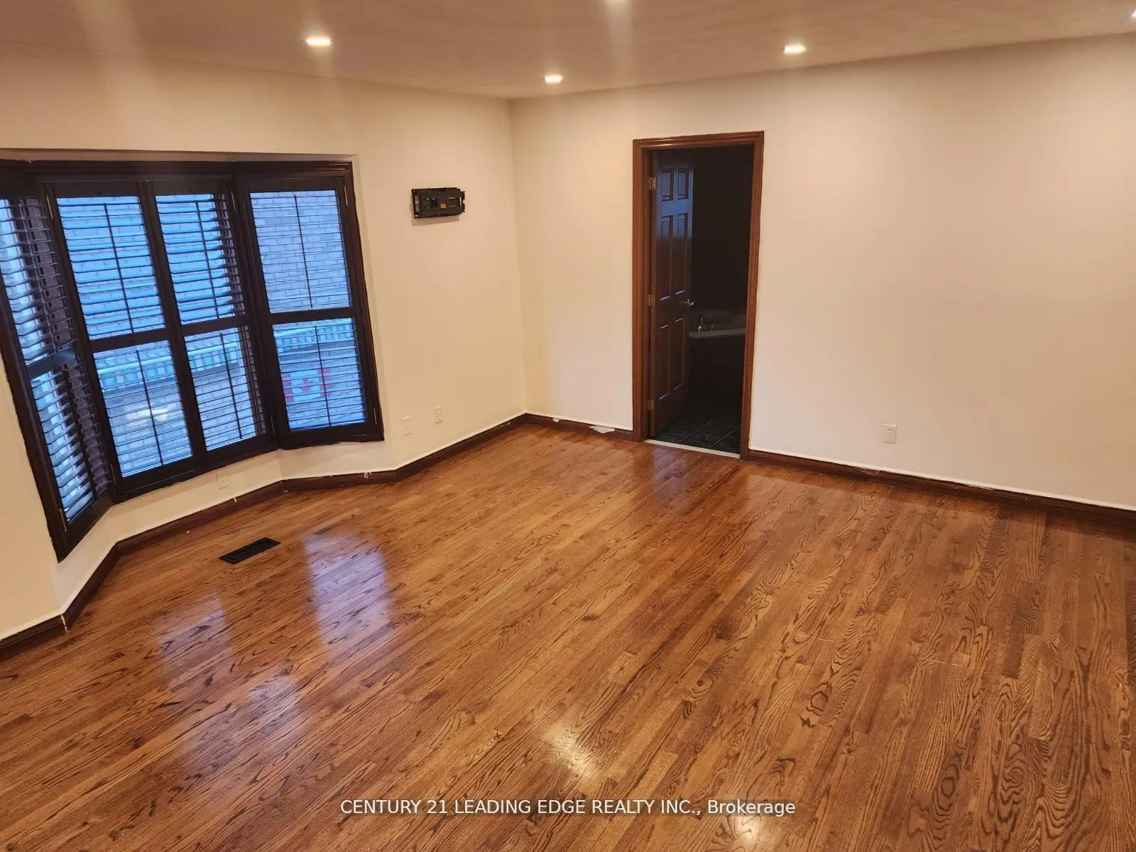 Photo 3 of 11 Westlawn Drive, Hamilton, Kennedy — HOMEH